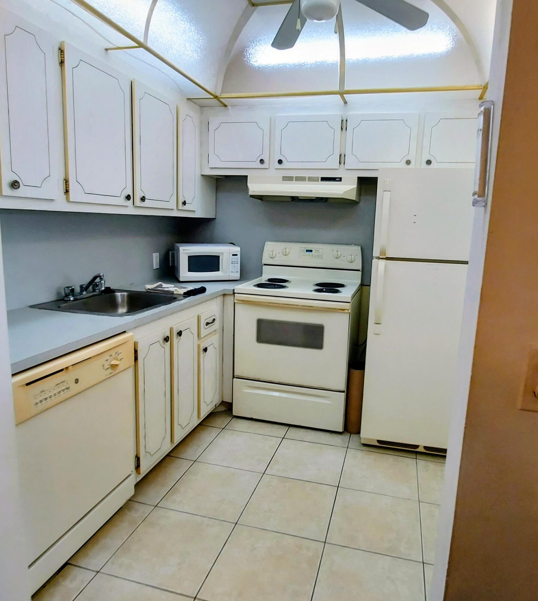 160 Preston F, Unit 160 Boca Raton, FL 33434 - Photo 7 of 31 20240909_134124~2