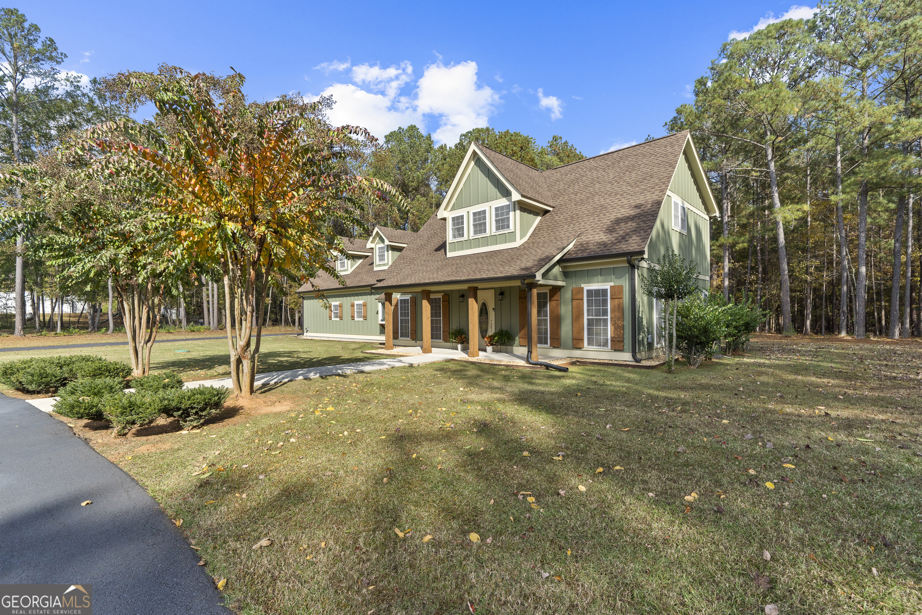 1050 Sugar Creek Church Road Madison, GA 30650 - Photo 2 of 60 a front view of a house with a garden