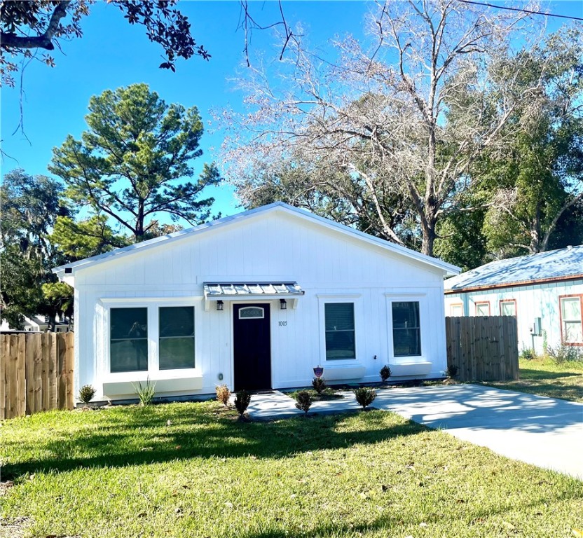 1005 Elbert Street Darien, GA 31305 - Photo 3 of 17
