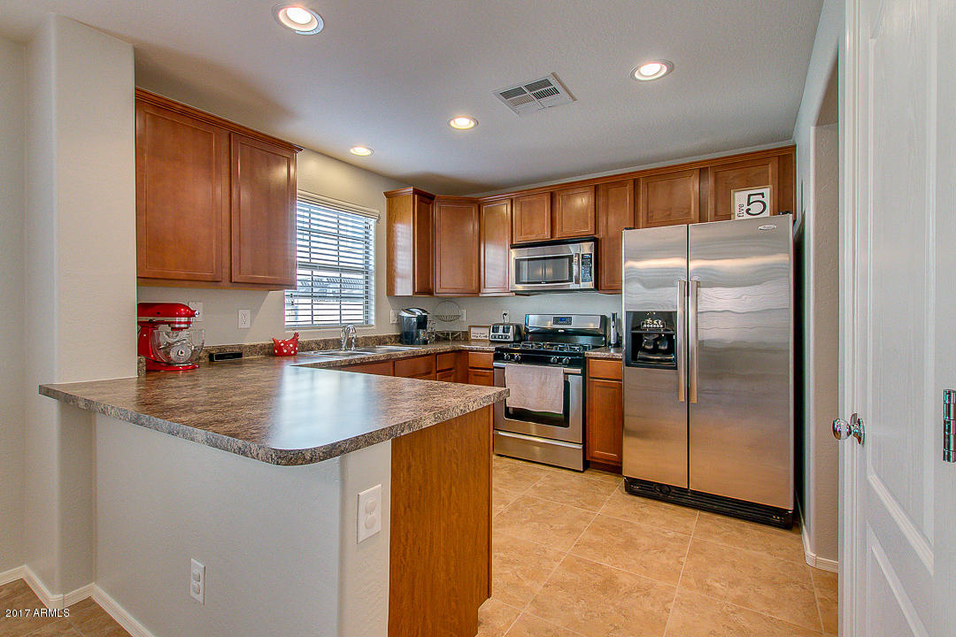 2126 South Seton Avenue Gilbert, AZ 85295 - Photo 4 of 26 Kitchen