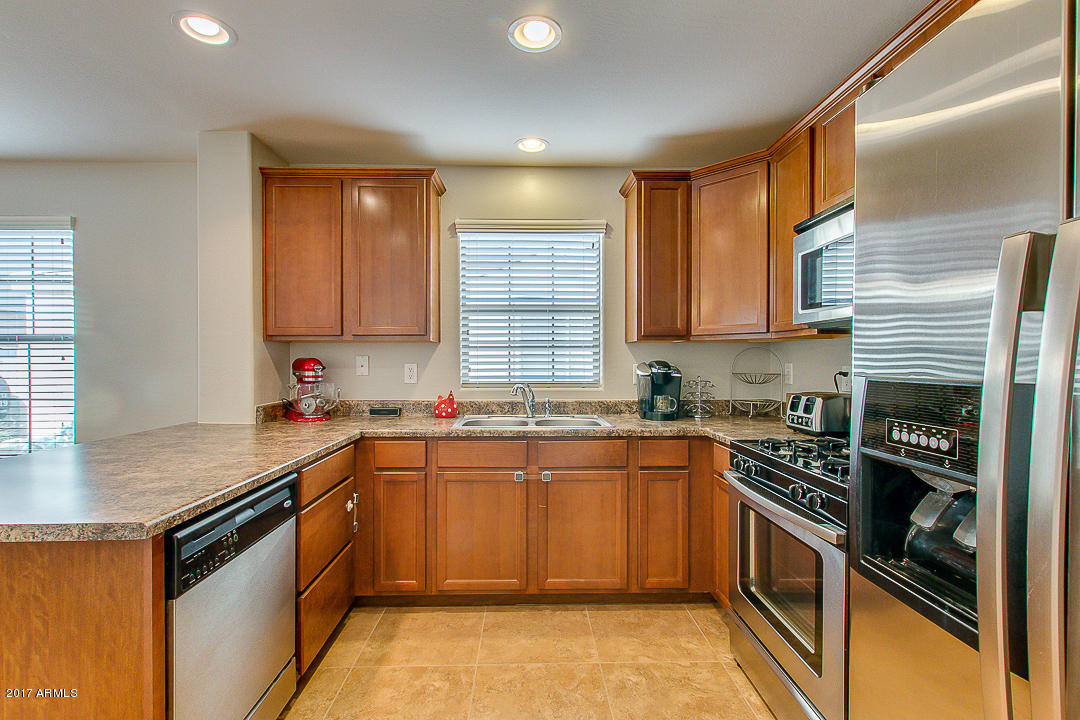2126 South Seton Avenue Gilbert, AZ 85295 - Photo 5 of 26 Kitchen