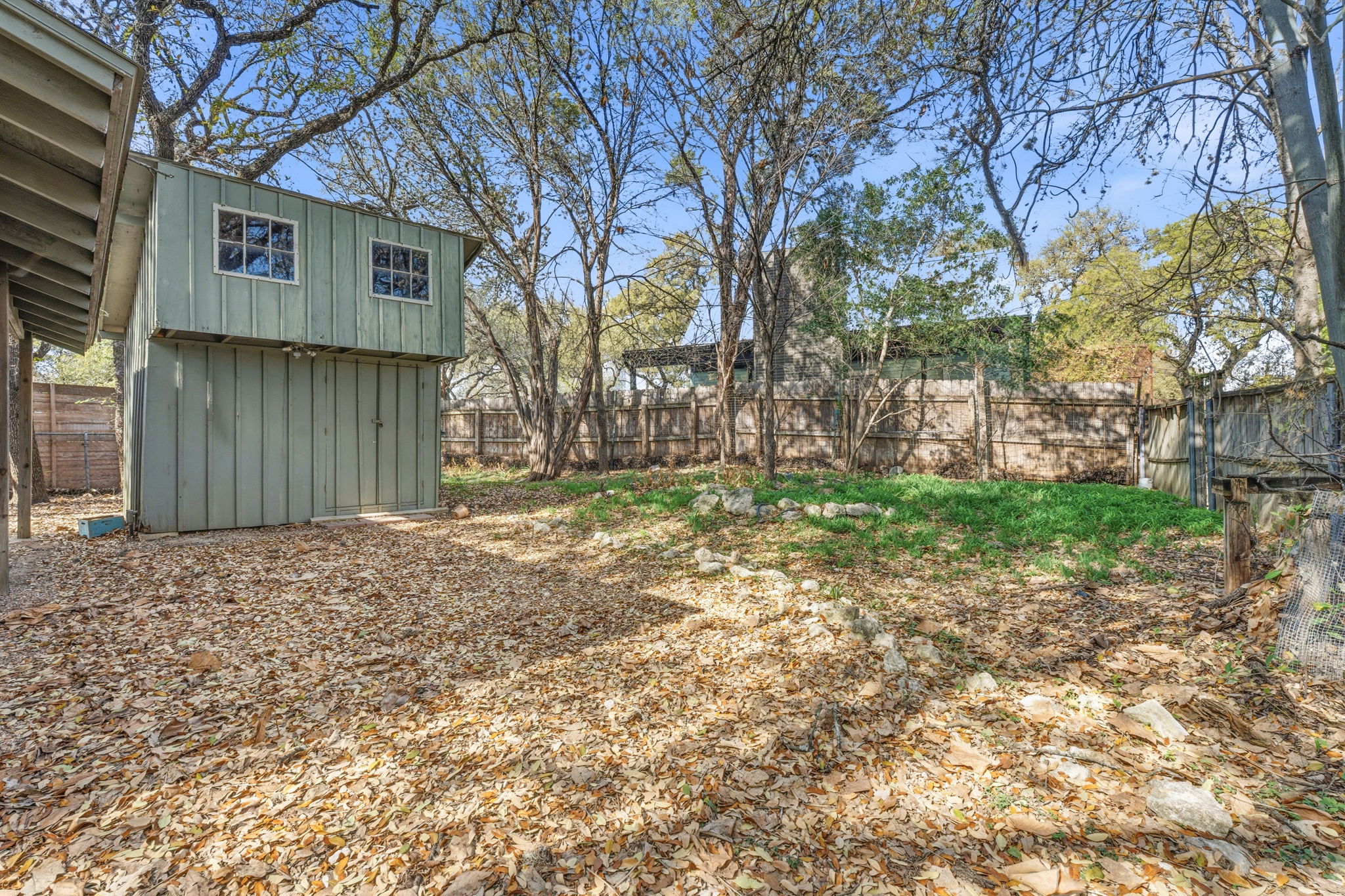 1112 Mission Ridge Austin, TX 78704 - Photo 19 of 22 a backyard of a house with lots of green space