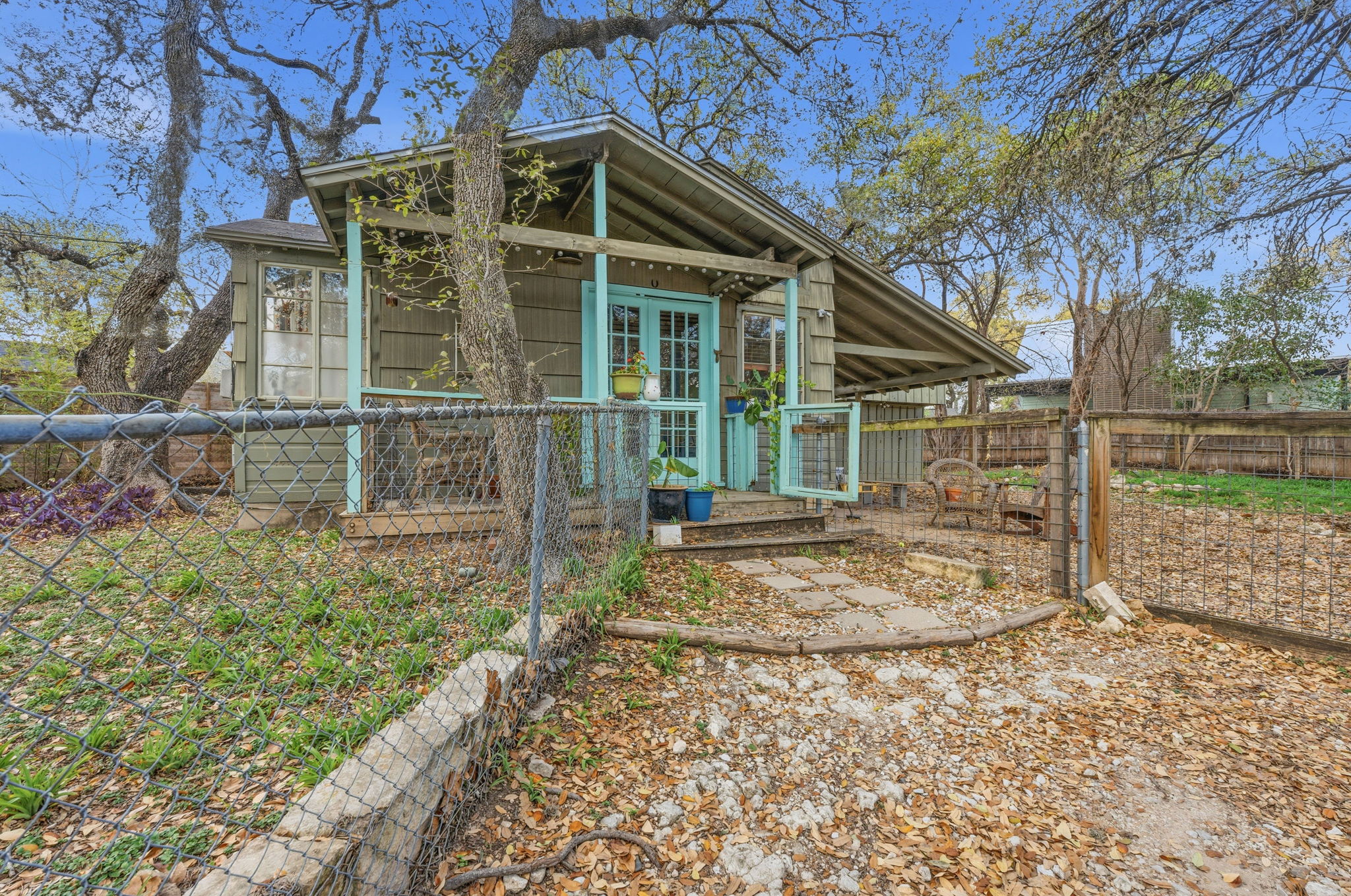 1112 Mission Ridge Austin, TX 78704 - Photo 20 of 22 front view of a house with a porch