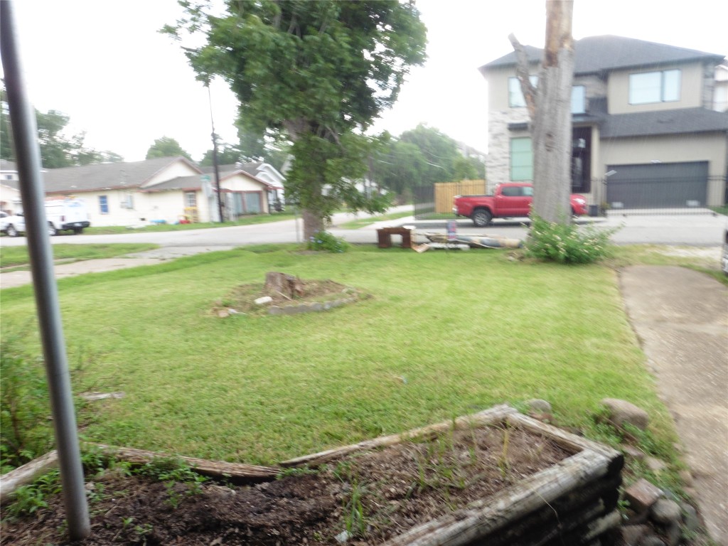 2402 Reinerman Street Houston, TX 77007 - Photo 4 of 6 a view of a garden with an outdoor space