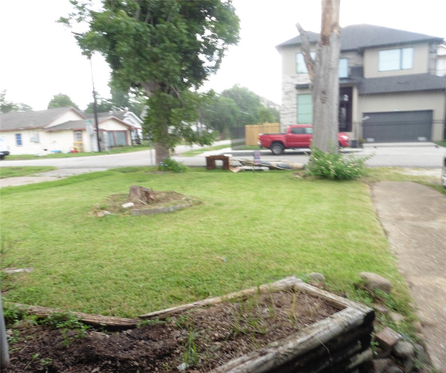 2402 Reinerman Street Houston, TX 77007 - Photo 6 of 6 a view of a garden with an outdoor space