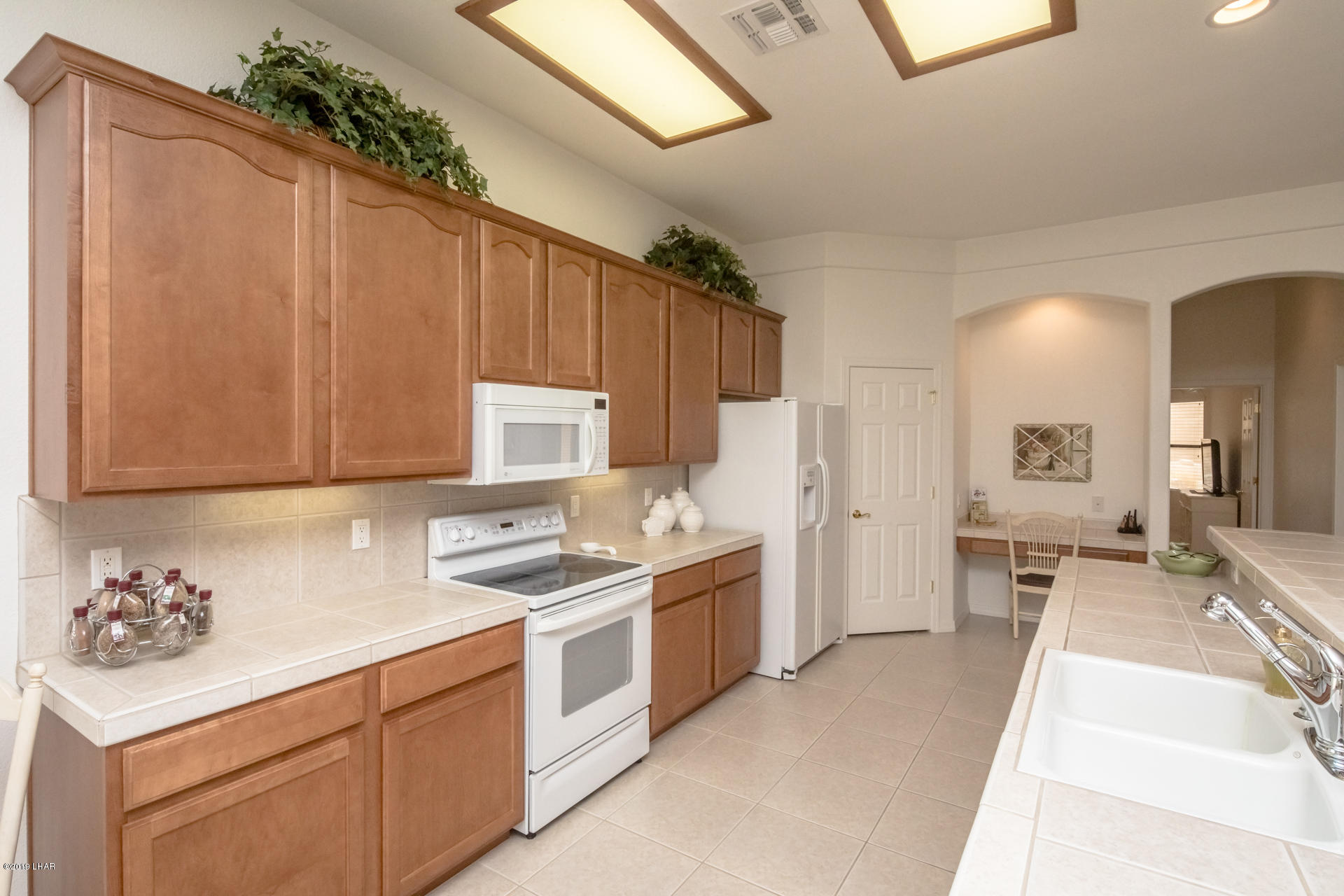 3889 Nottinghill Road Lake Havasu City, AZ 86404 - Photo 26 of 75 Nice large kitchen.