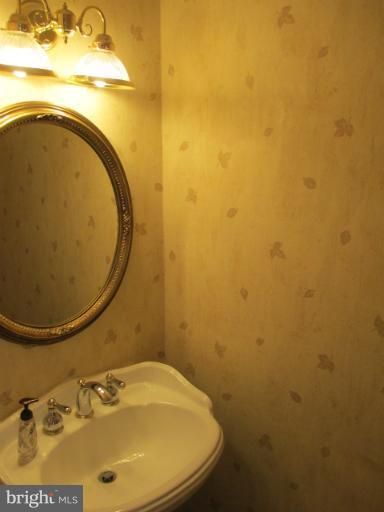 9745 Hillsmere Road Ellicott City, MD 21042 - Photo 14 of 28 Powder room