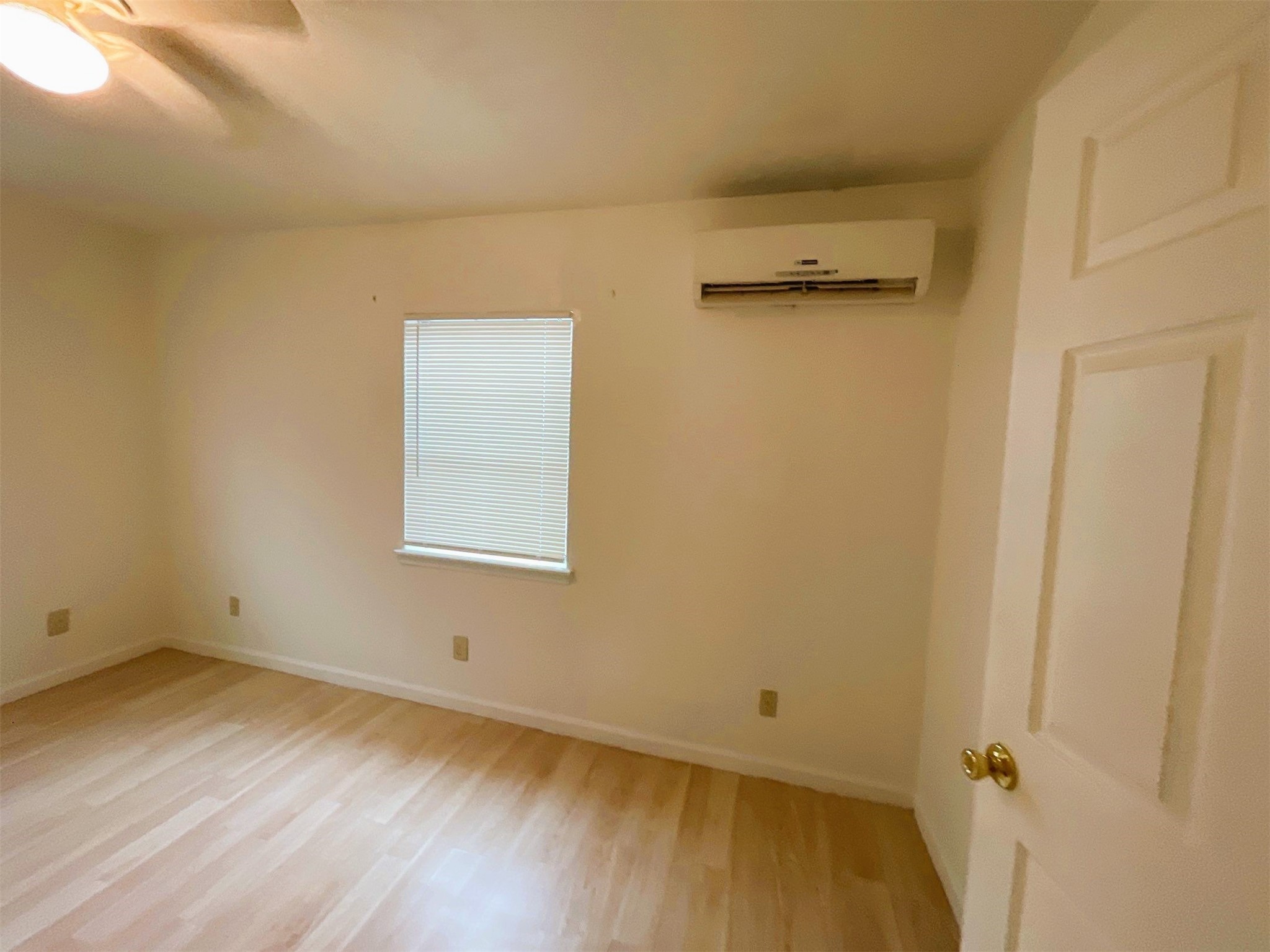 3815 Drew Street Houston, TX 77004 - Photo 4 of 11 a view of a room