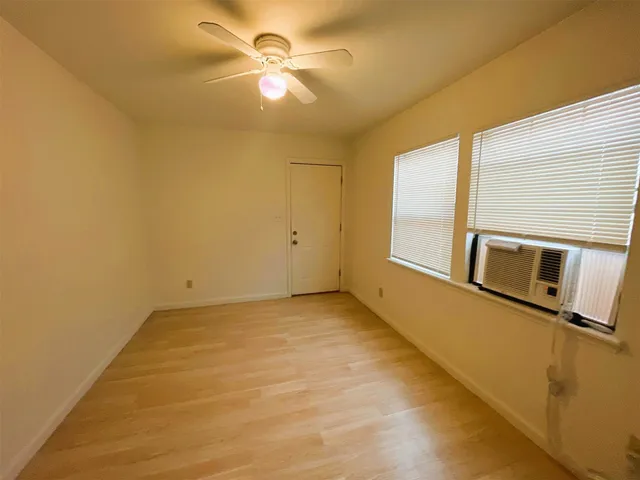 a view of a livingroom with an empty space & a ceiling fan