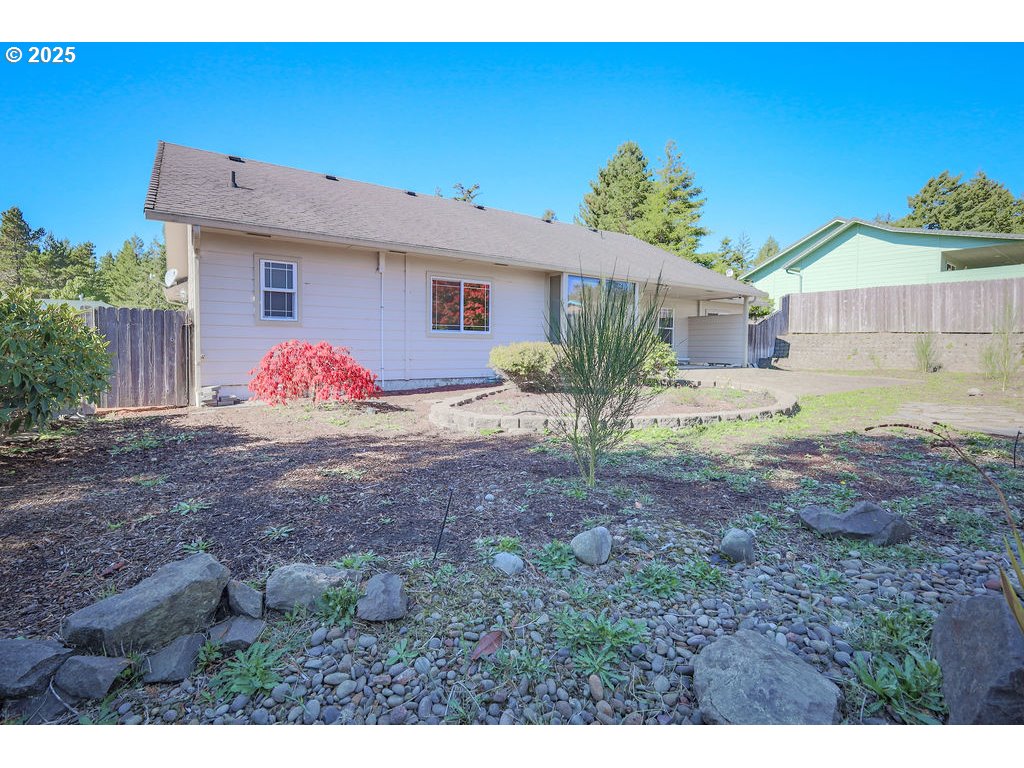 2222 Primrose Lane Florence, OR 97439 - Photo 35 of 37