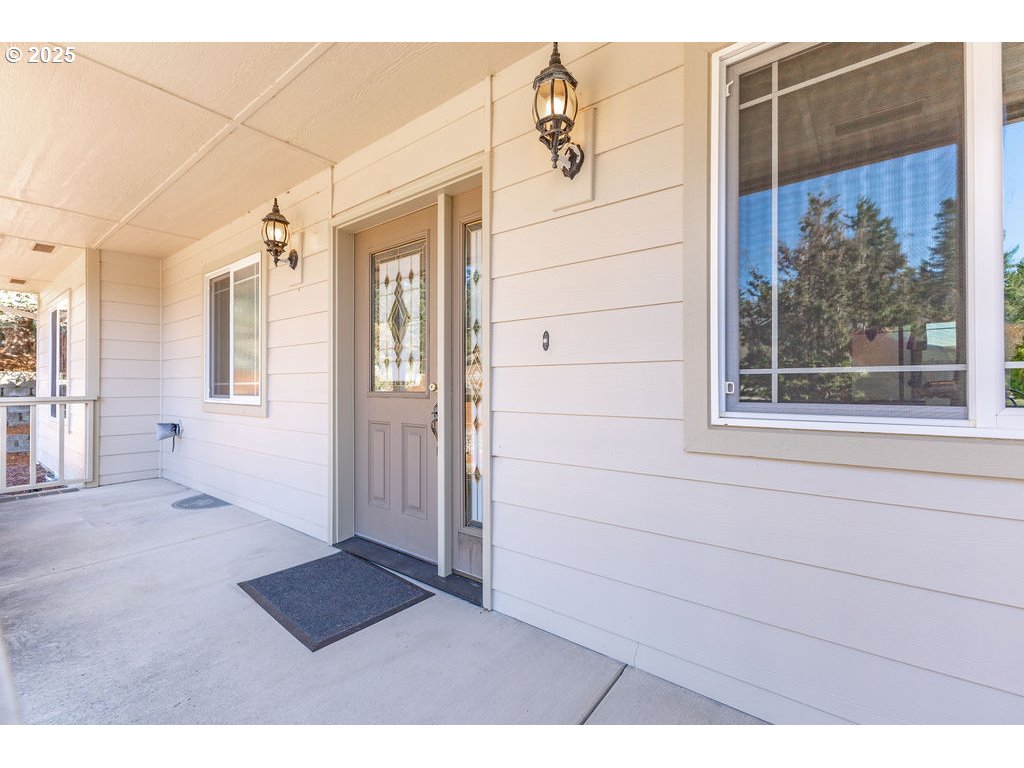 2222 Primrose Lane Florence, OR 97439 - Photo 4 of 37