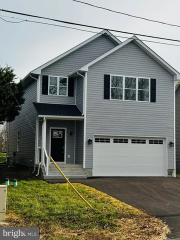 a view of a house with backyard and plants