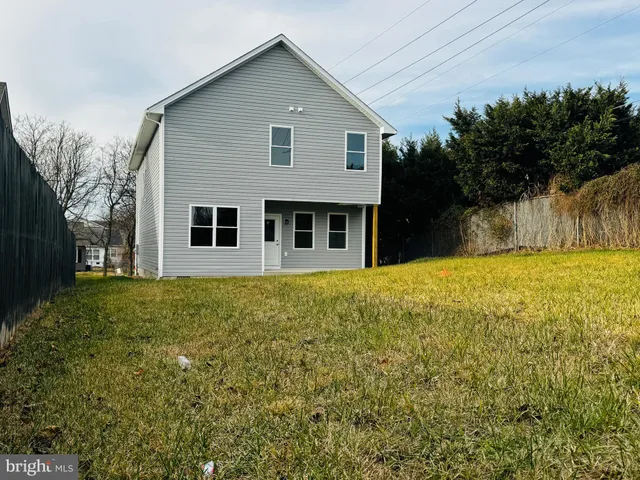 a view of a house with a backyard