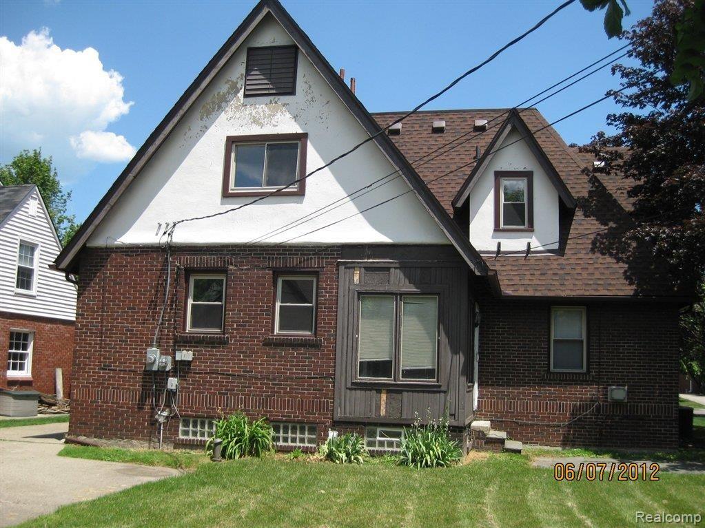 829 Barrington Road Grosse Pointe, MI 48230 - Photo 22 of 25 REAR.JPG