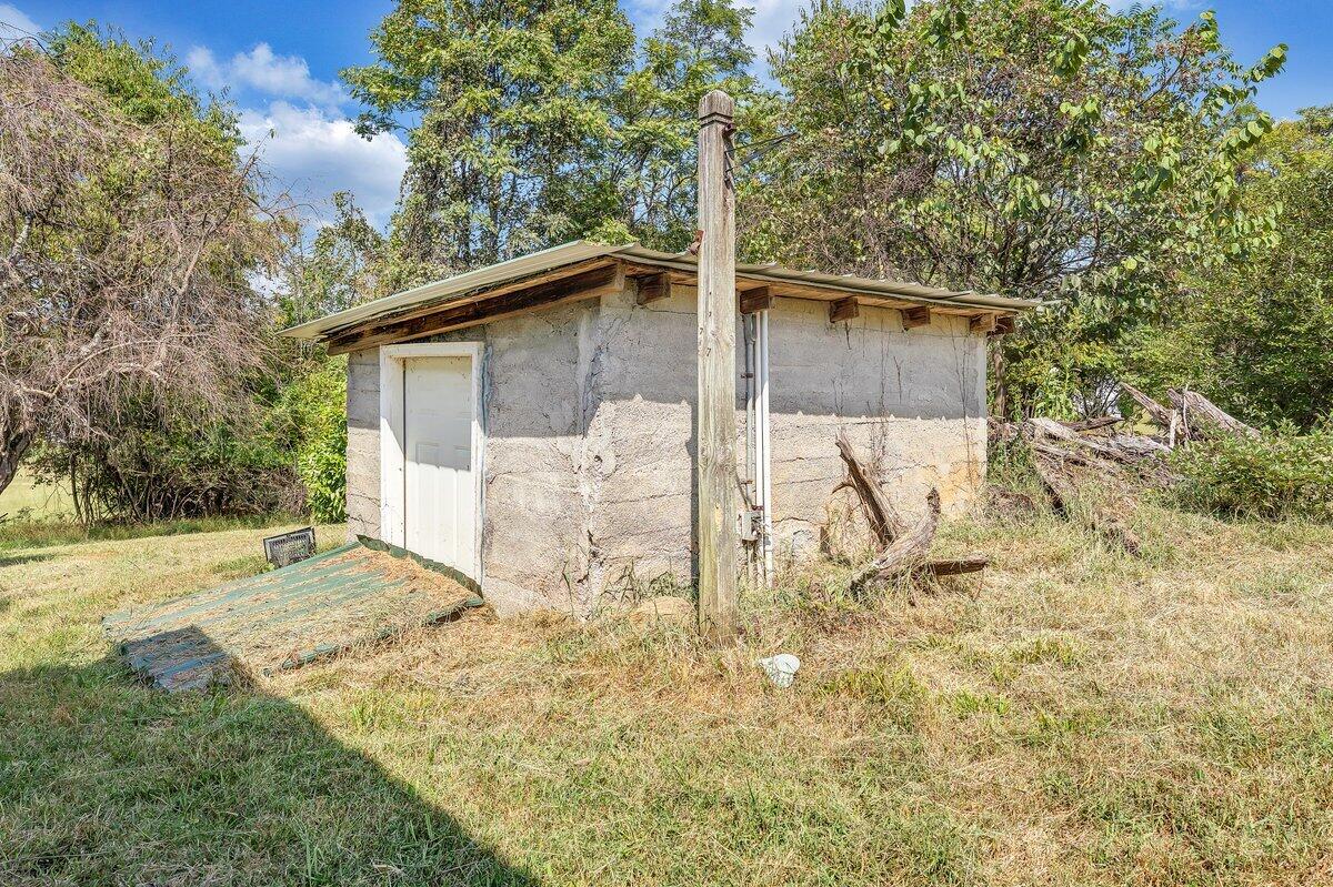 187 W Road Blue Ridge, VA 24064 - Photo 23 of 31 MIB02277