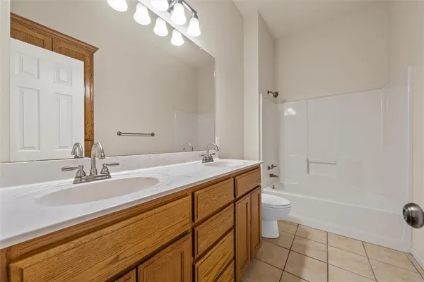 $389,000 | 940 Cheyenne Trail, Hewitt, TX 76643