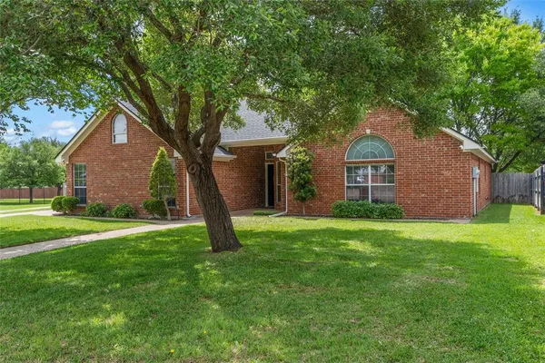 $389,000 | 940 Cheyenne Trail, Hewitt, TX 76643