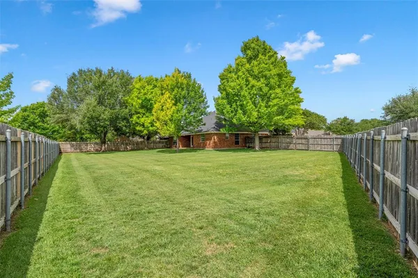 $389,000 | 940 Cheyenne Trail, Hewitt, TX 76643