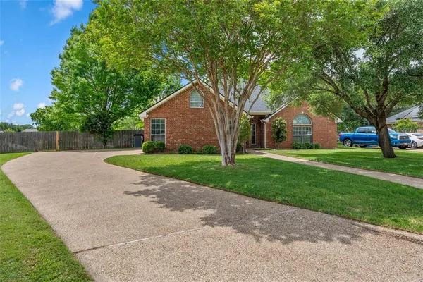 $389,000 | 940 Cheyenne Trail, Hewitt, TX 76643