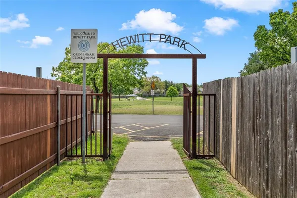 $389,000 | 940 Cheyenne Trail, Hewitt, TX 76643