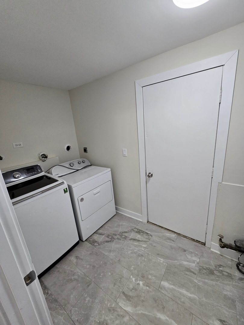1010 Ridgewood Drive Bolingbrook, IL 60440 - Photo 27 of 29 a utility room with dryer and washer
