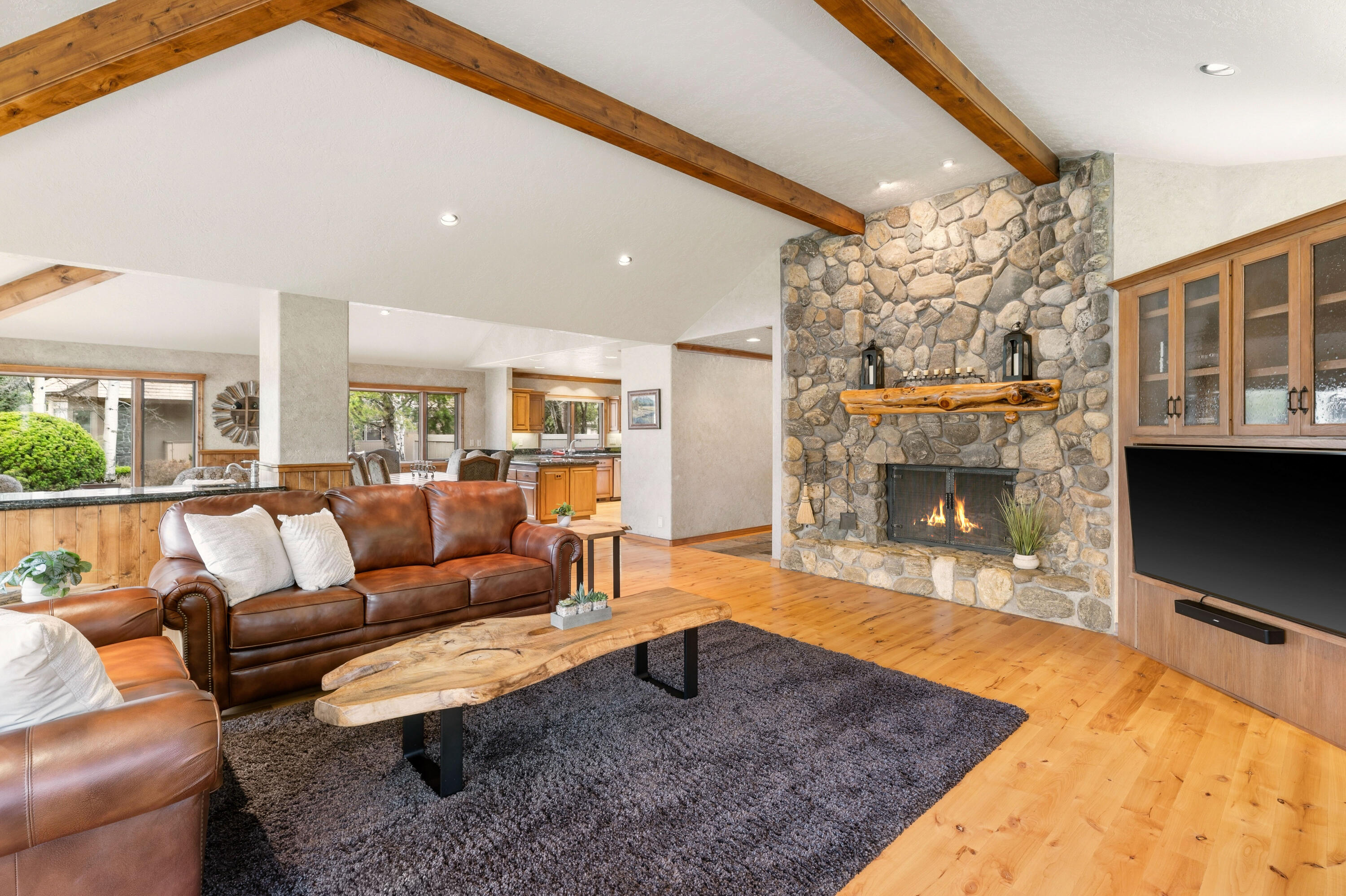 17995 North Course Lane, Unit 8 Sunriver, OR 97707 - Photo 12 of 44 Great room