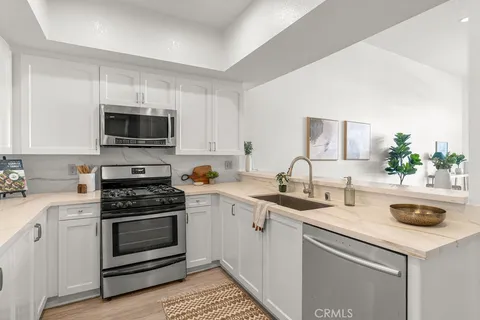 $1,079,000 | 10650 Kinnard Avenue, Unit 302, Los Angeles, CA 90024