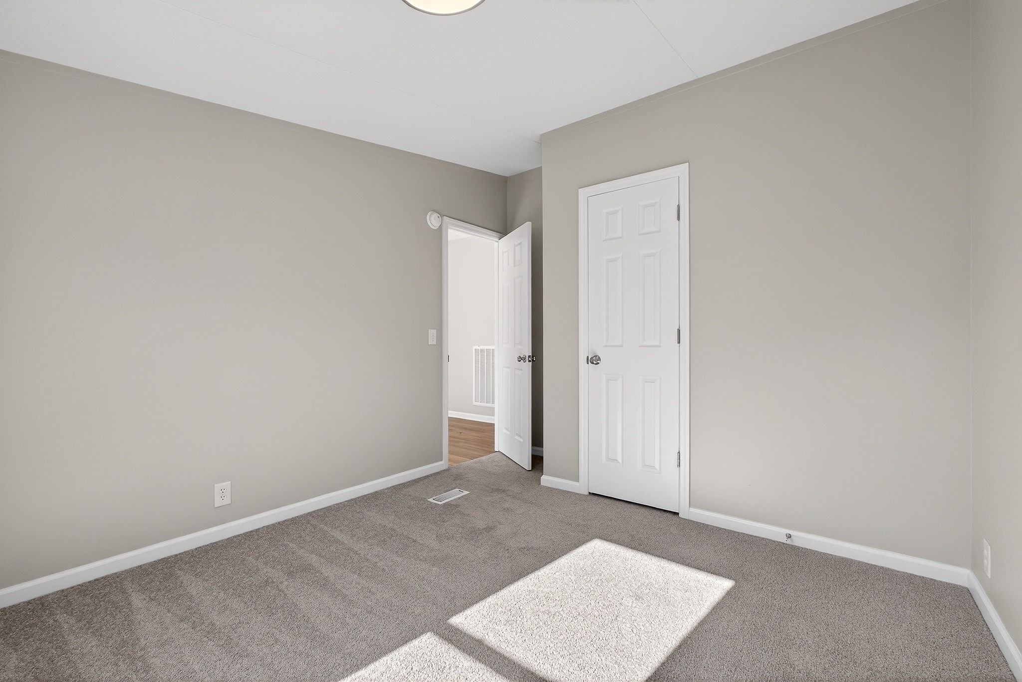 593 Cedar Bend Road Beechgrove, TN 37018 - Photo 9 of 38 an empty room with a window