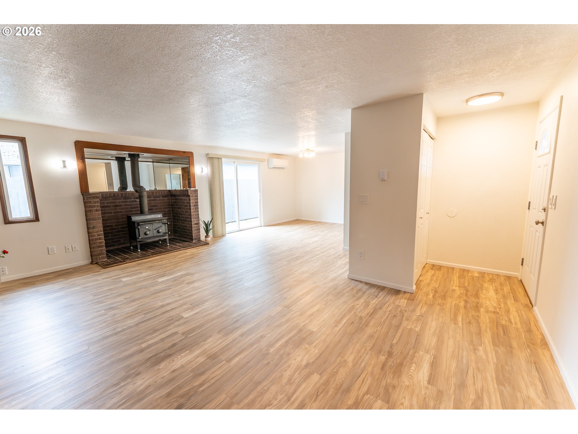2025 Pine Street Florence, OR 97439 - Photo 6 of 29 Living Room/Entrance