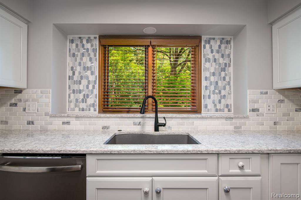22140 River Ridge Trail Farmington Hills, MI 48335 - Photo 8 of 27