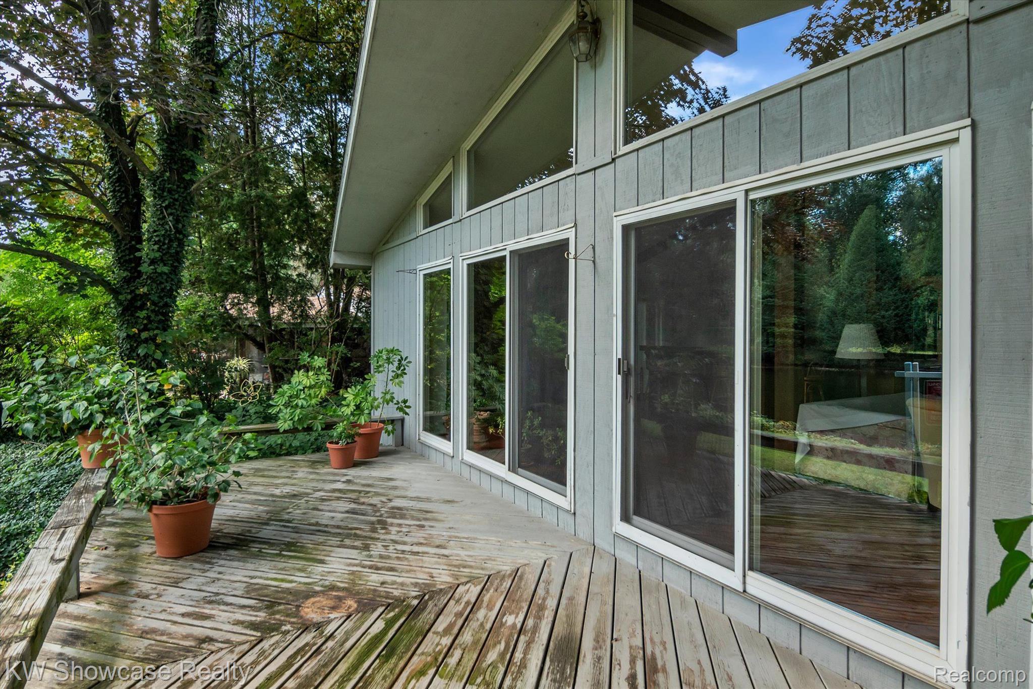 9220 Mcgregor Road Pinckney, MI 48169 - Photo 35 of 40 2 large sliding glass doors to the deck.