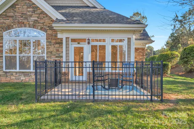 a view of a house with backyard