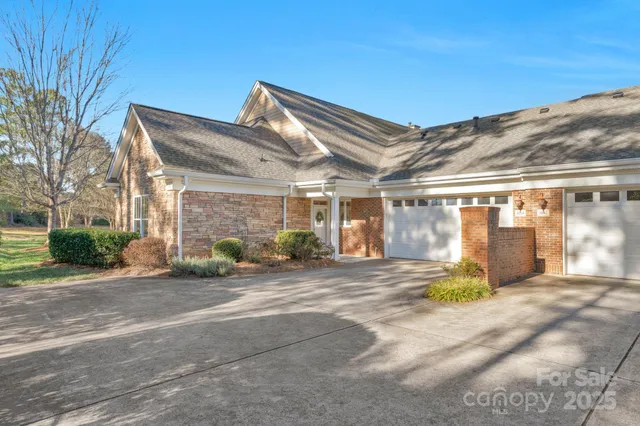 a view of a house with backyard