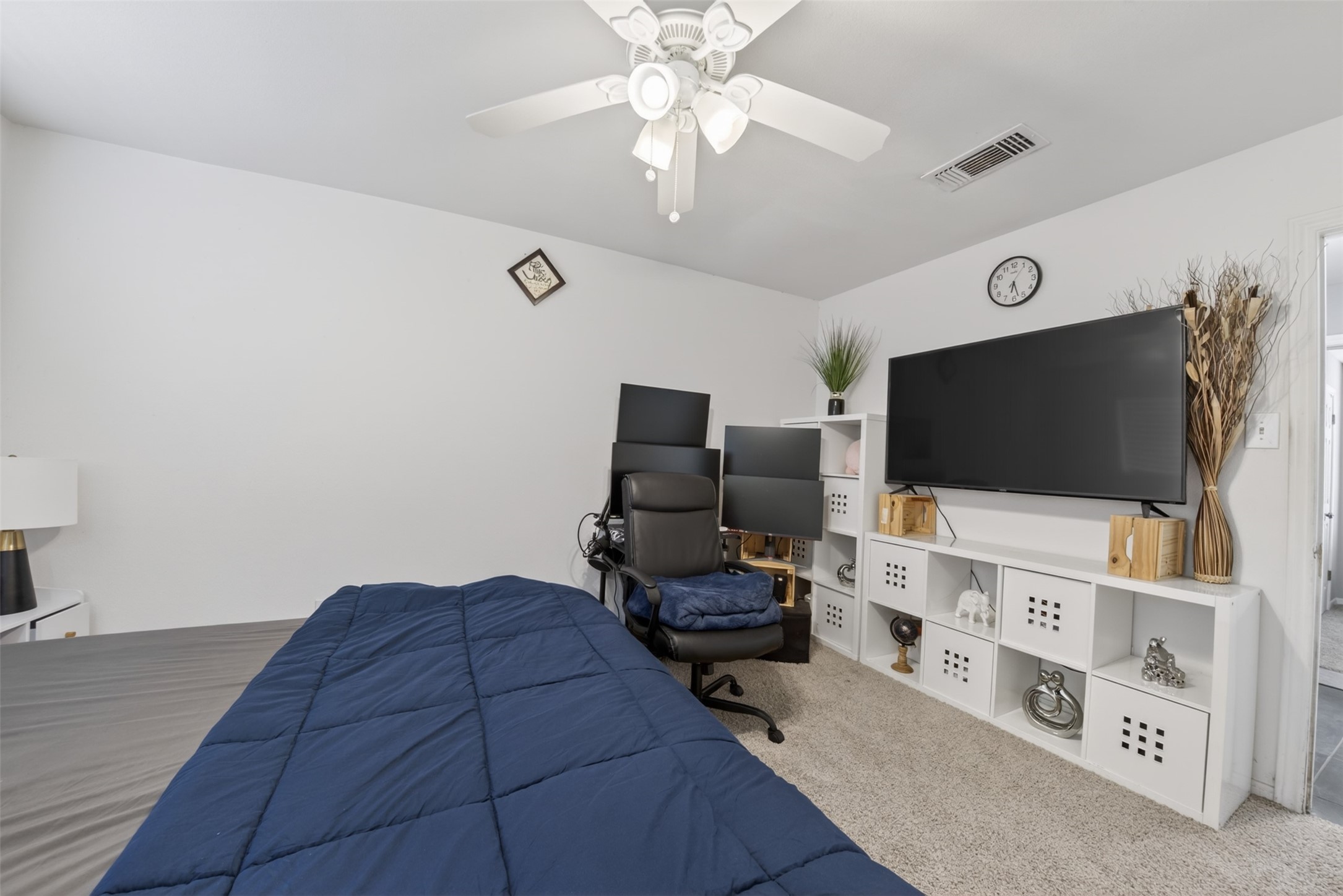 8029 Tareyton Lane Houston, TX 77075 - Photo 16 of 20 a living room with furniture and a flat screen tv