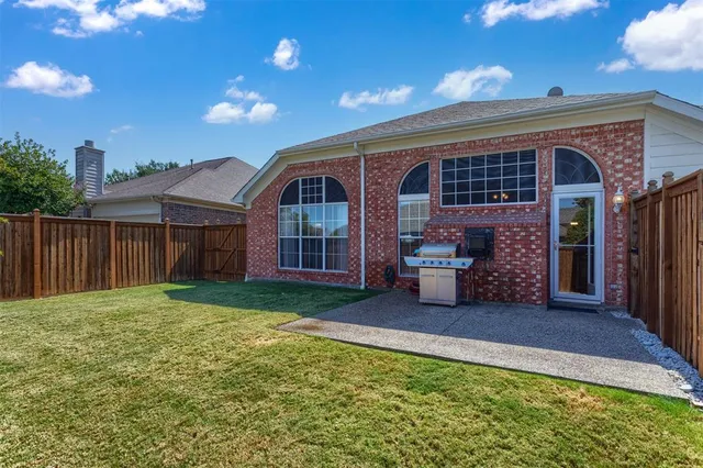 a view of a house with backyard and porch