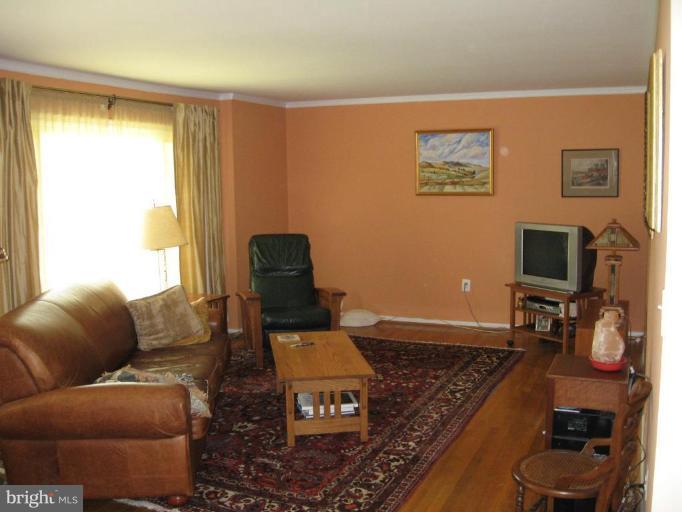 19113 Bloomfield Road Olney, MD 20832 - Photo 1 of 20 Living Room
