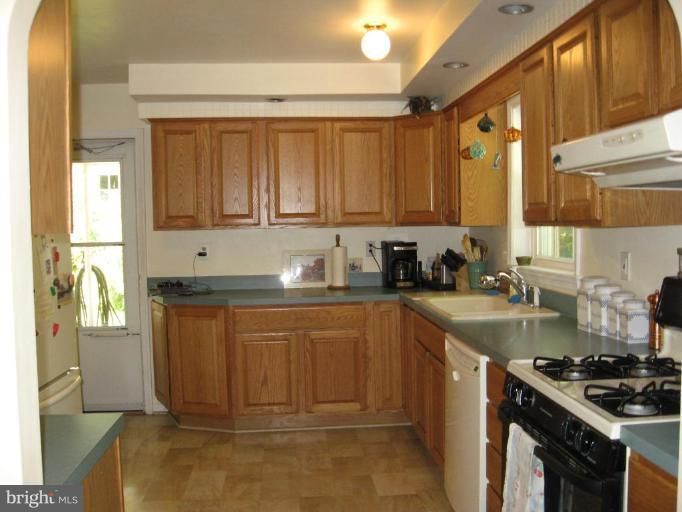 19113 Bloomfield Road Olney, MD 20832 - Photo 11 of 20 Updated Kitchen & Appliances