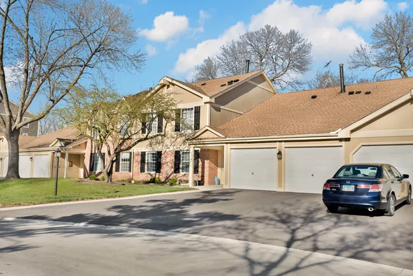 $279,000 | 136 Wolcott Court, Unit N1, Schaumburg, IL 60193