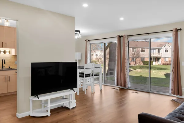 $279,000 | 136 Wolcott Court, Unit N1, Schaumburg, IL 60193