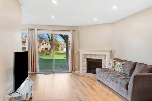 $279,000 | 136 Wolcott Court, Unit N1, Schaumburg, IL 60193