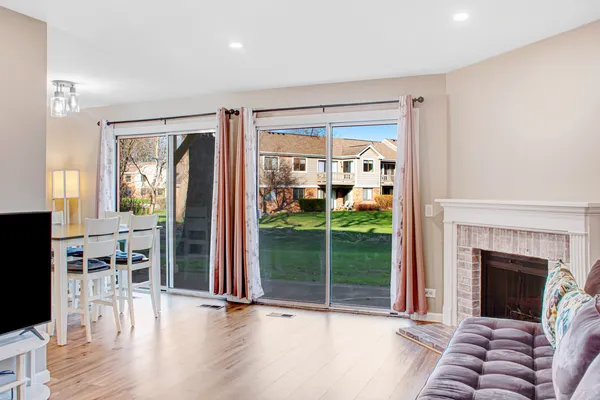 $279,000 | 136 Wolcott Court, Unit N1, Schaumburg, IL 60193
