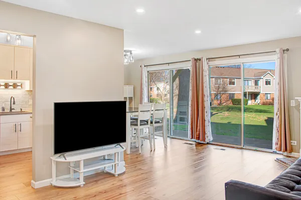 $279,000 | 136 Wolcott Court, Unit N1, Schaumburg, IL 60193