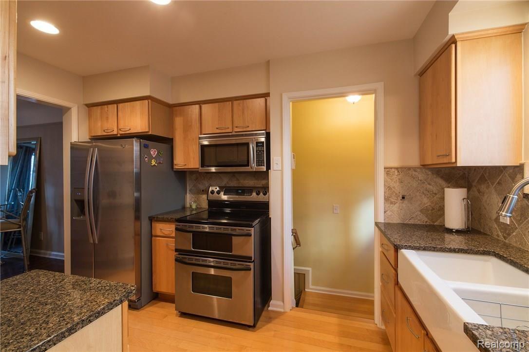786 Columbia Road Berkley, MI 48072 - Photo 6 of 25 786Columbia-14.jpg