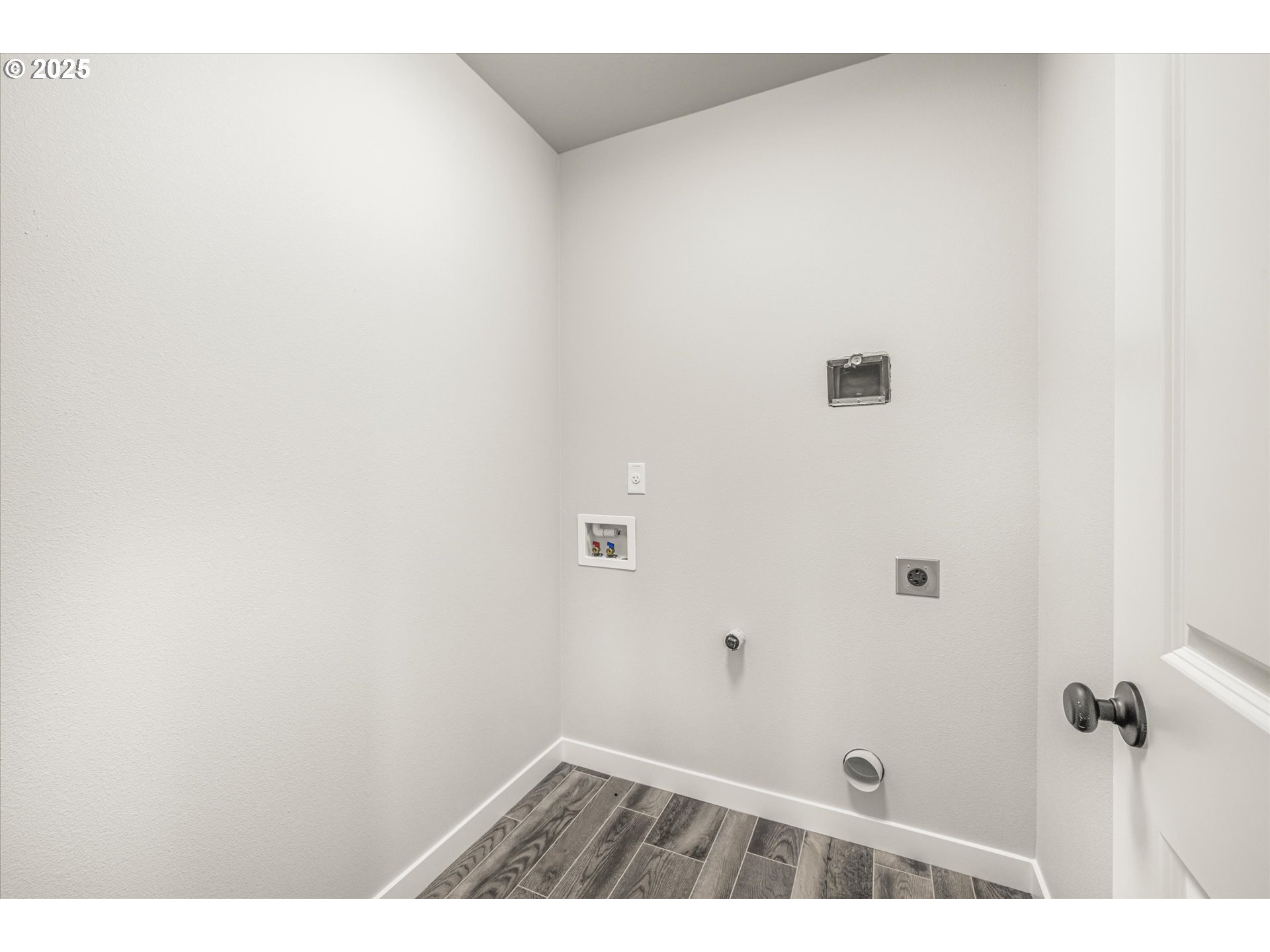 2360 Northwest 3rd Street Gresham, OR 97030 - Photo 43 of 45 a bathroom with a window