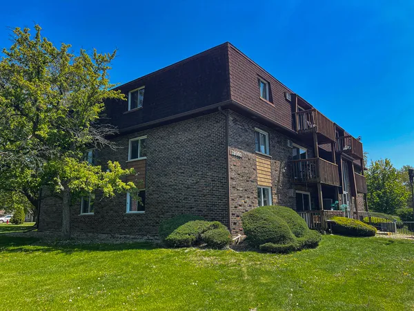 $159,000 | 19360 Wolf Road, Unit 8, Mokena, IL 60448