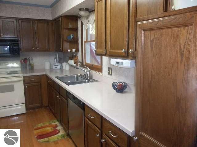 3863 Manchester Road Traverse City, MI 49686 - Photo 15 of 24 1739037-15.JPG