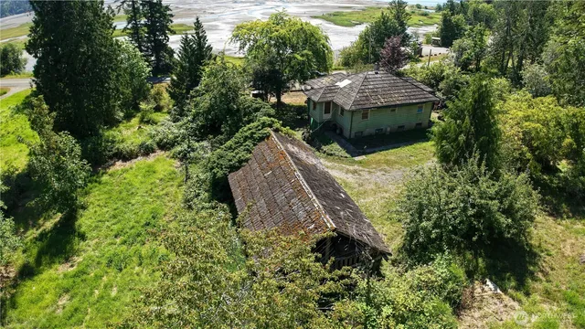 a view of a yard in front of house