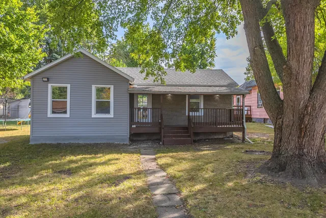 a view of a house with a yard