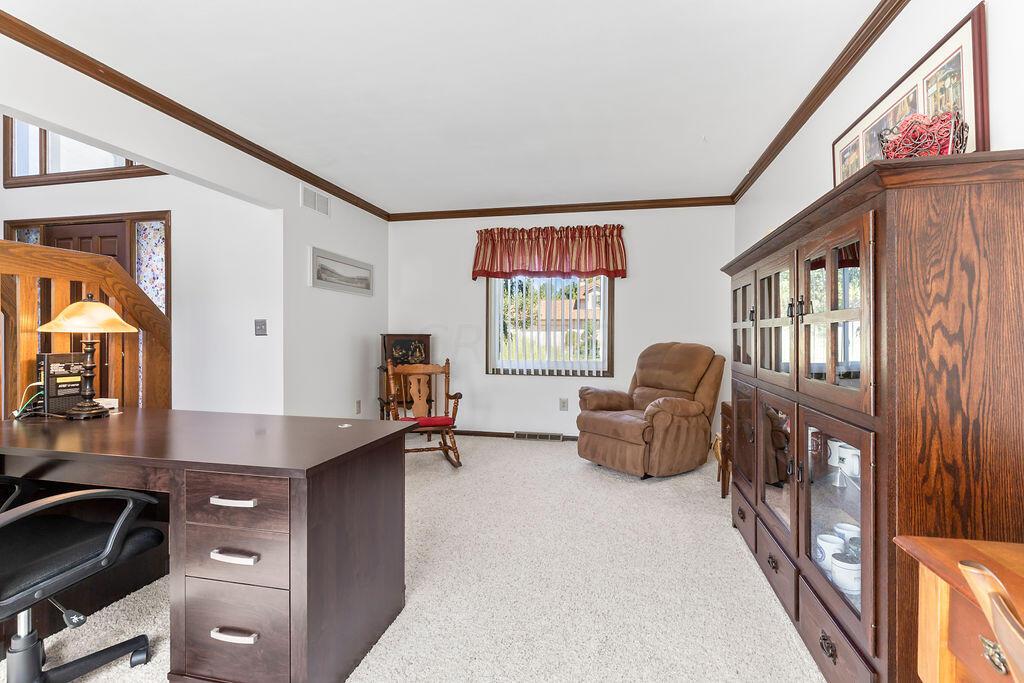1239 Chatham Ridge Road Westerville, OH 43081 - Photo 7 of 36 Living Room