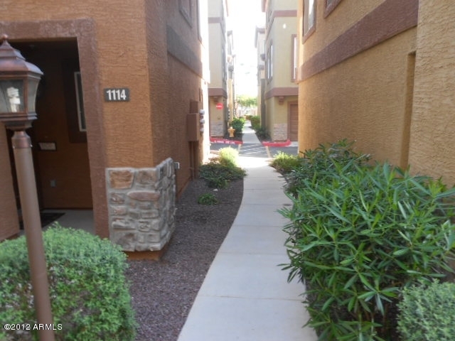 1920 East Bell Road, Unit 1115 Phoenix, AZ 85022 - Photo 7 of 33 023-284055 walk way